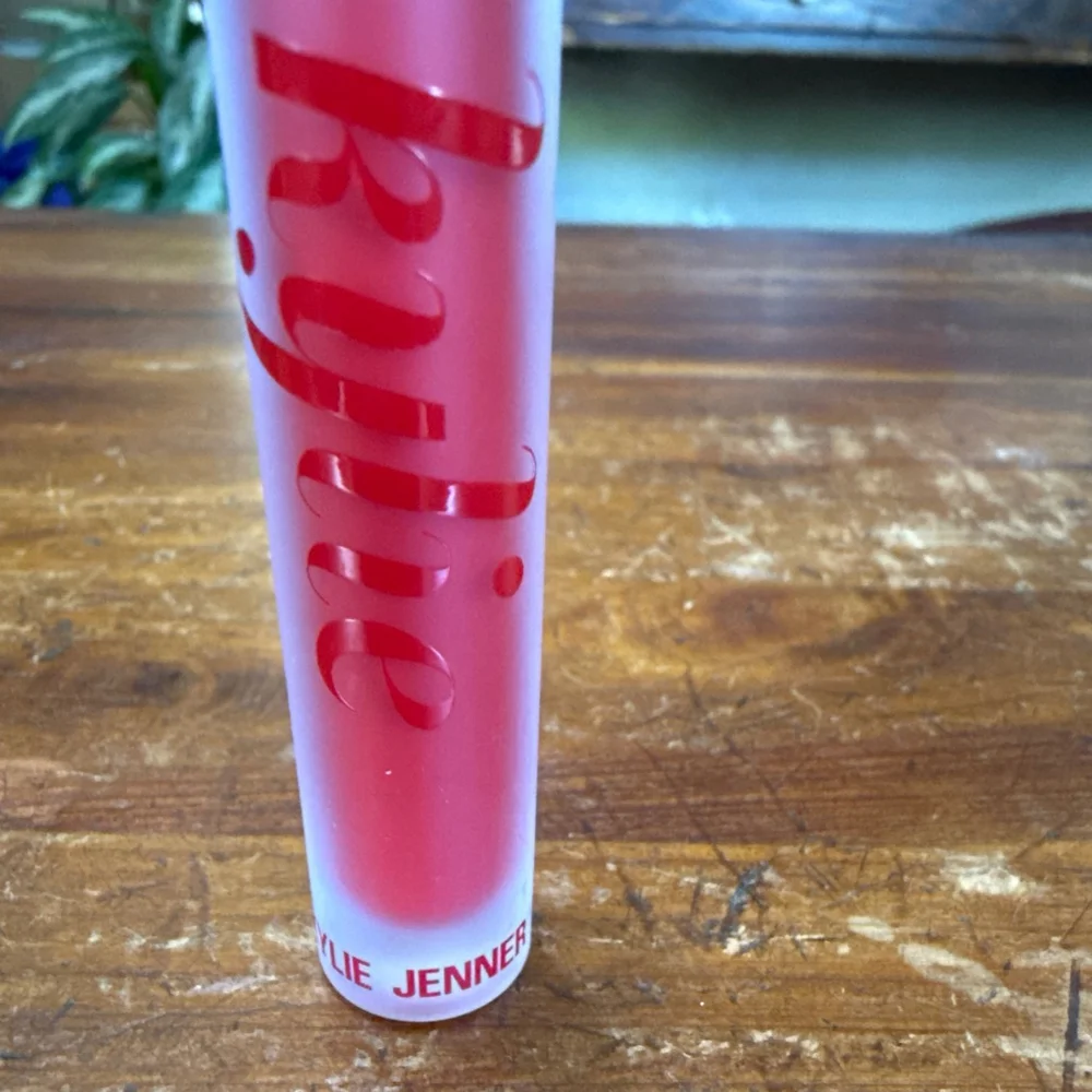 Kylie Cosmetics Liquid Lipstick in Color 405 Red Velvet